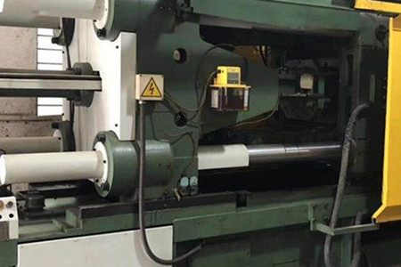 為何冷室壓鑄機壓鑄的配件中有銀紋？